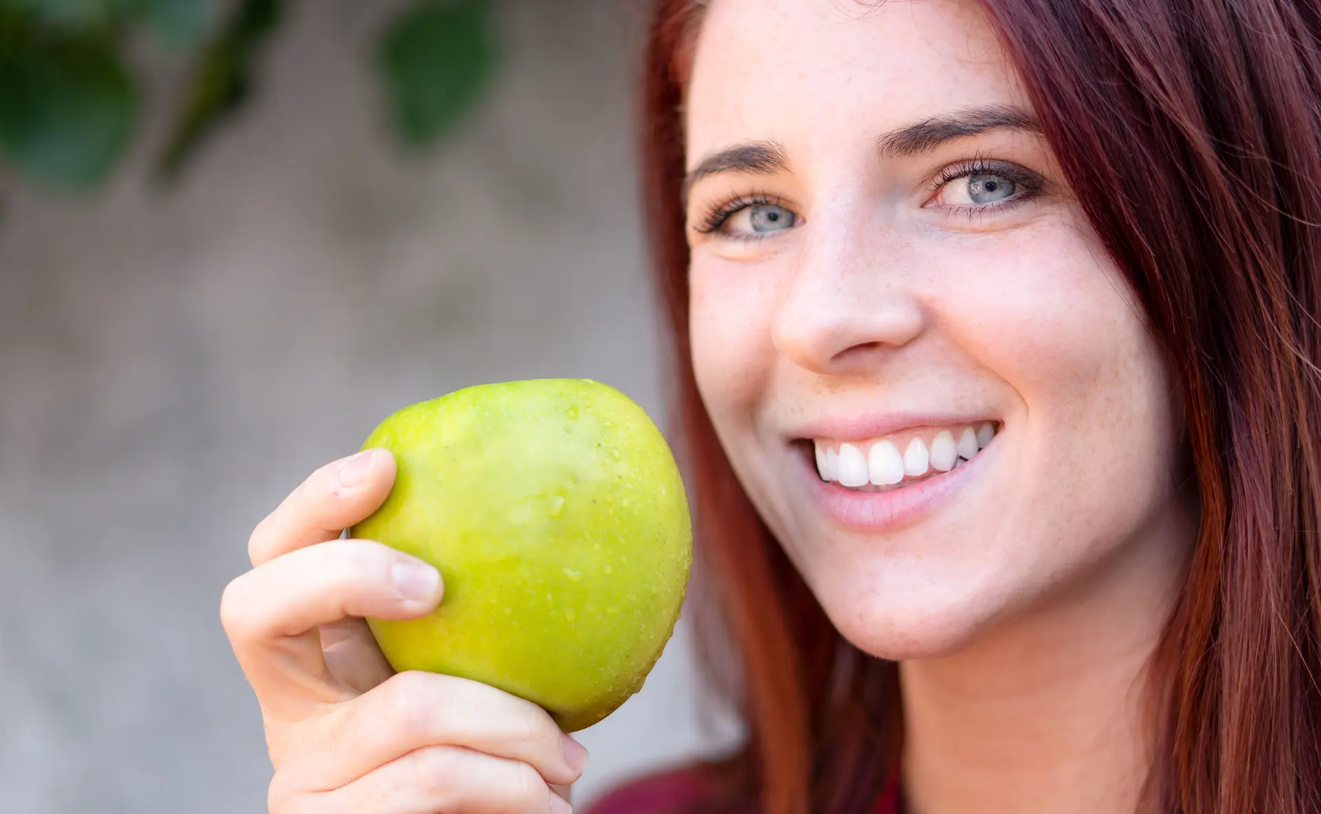 Frau mit Apfel